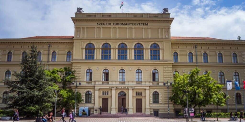 Tanárnak tanulnál? Havi 100 ezres ösztöndíjat kaphatsz