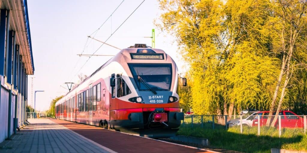 Májustól havi 945 forintért utazhattok a megyei vonat- és buszjáratokon