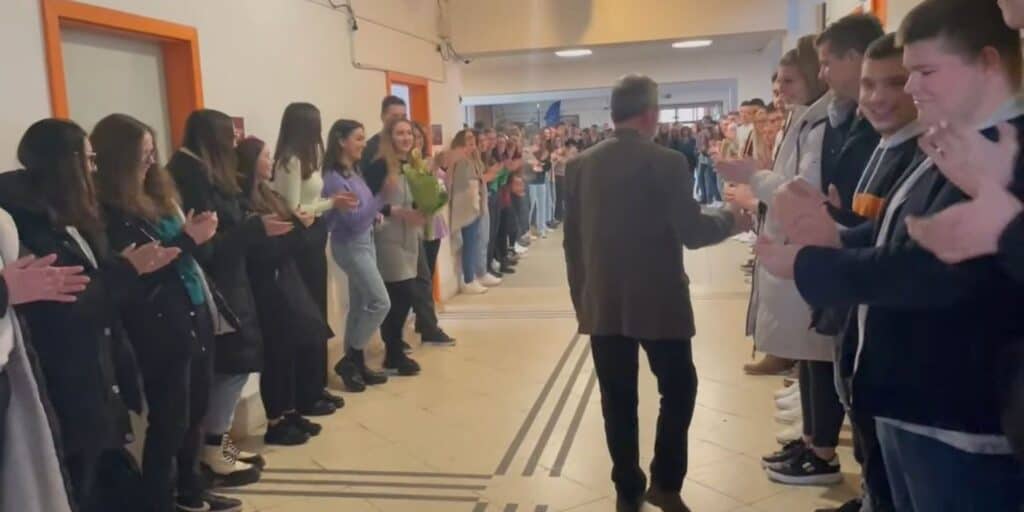 Díszsorfallal búcsúztak kedvelt tanáruktól egy barcsi gimnázium diákjai