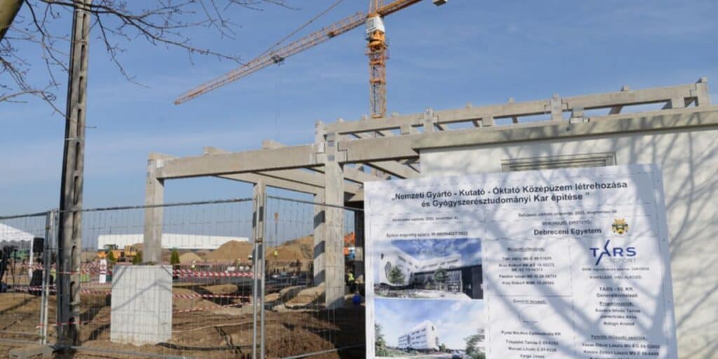 Épül a Debreceni Egyetem gyógyszerészeti komplexuma, és a közelben van Komondor is, de ő nem kutya…