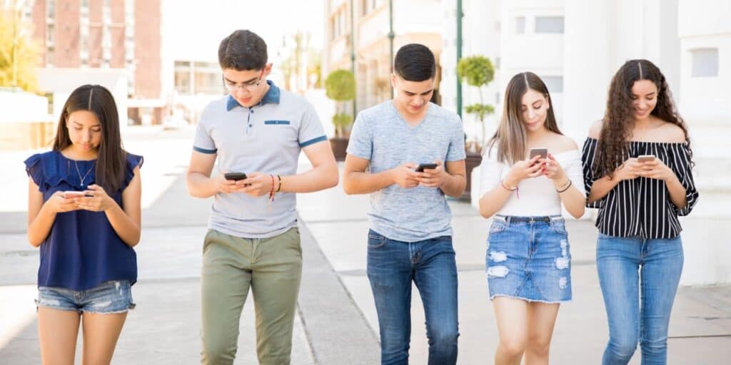 Mire jó napi több óra tiktokozás? Nem elég mély a Z-generáció digitális tudása