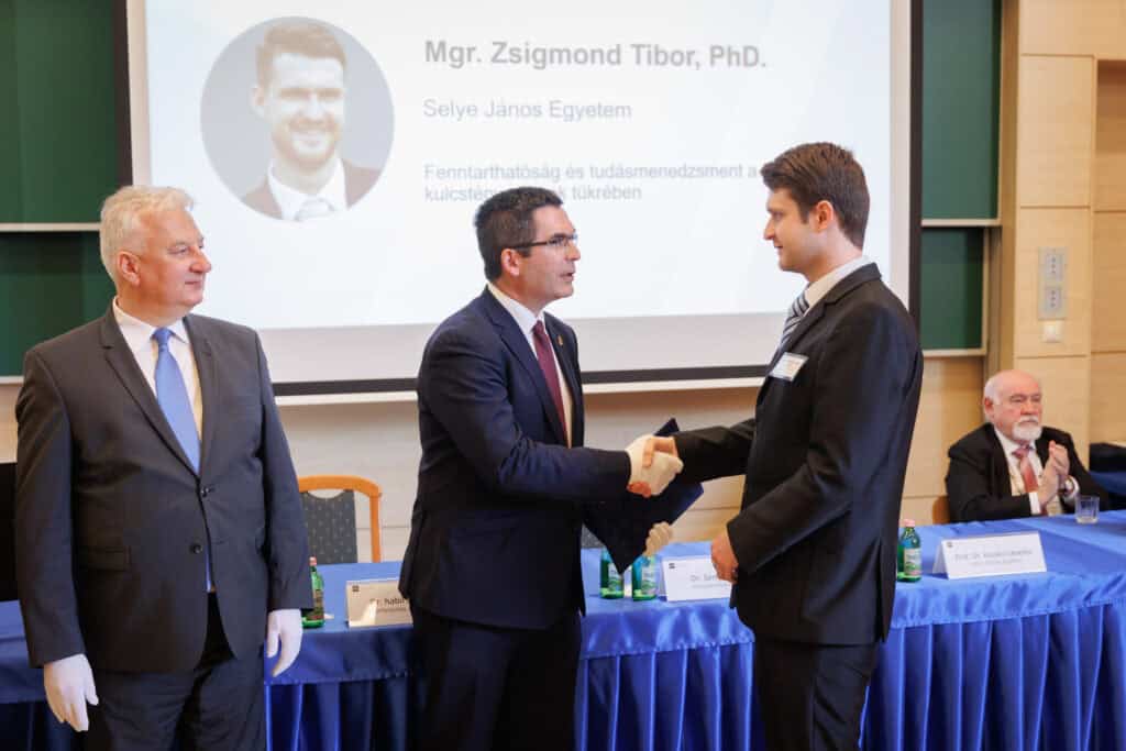 Átfogó tananyagfejlesztés indul a Kárpát-medencei Online Oktatási Centrum platformján