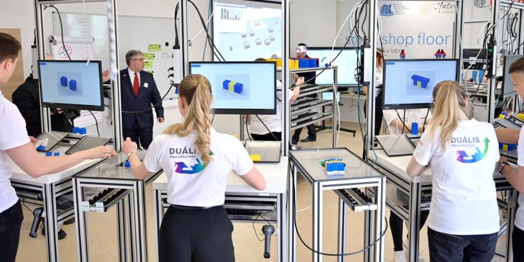 Logisztikai folyamatokat szimulál a BGE és a Bosch közös okoslaborja