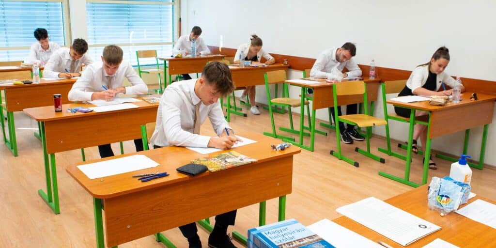Érettségi: ma biológiából és társadalomismeretből vizsgáznak