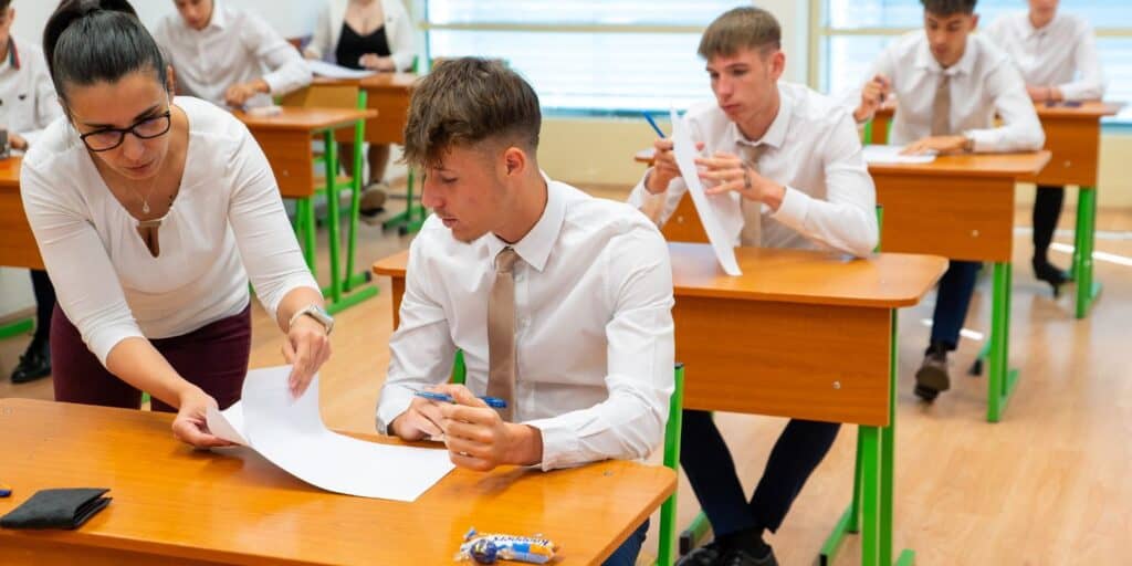 Ma öt tárgyból tartanak írásbeli érettségi vizsgát