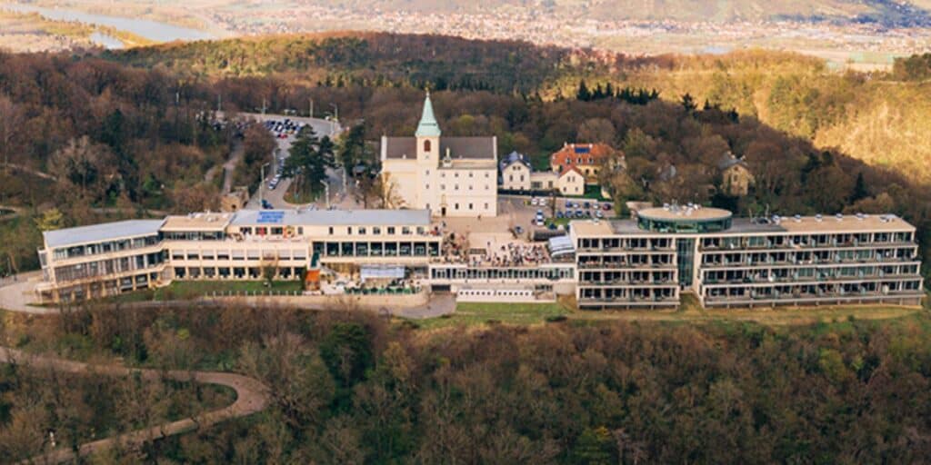 Osztrák magánegyetemet vett az MCC