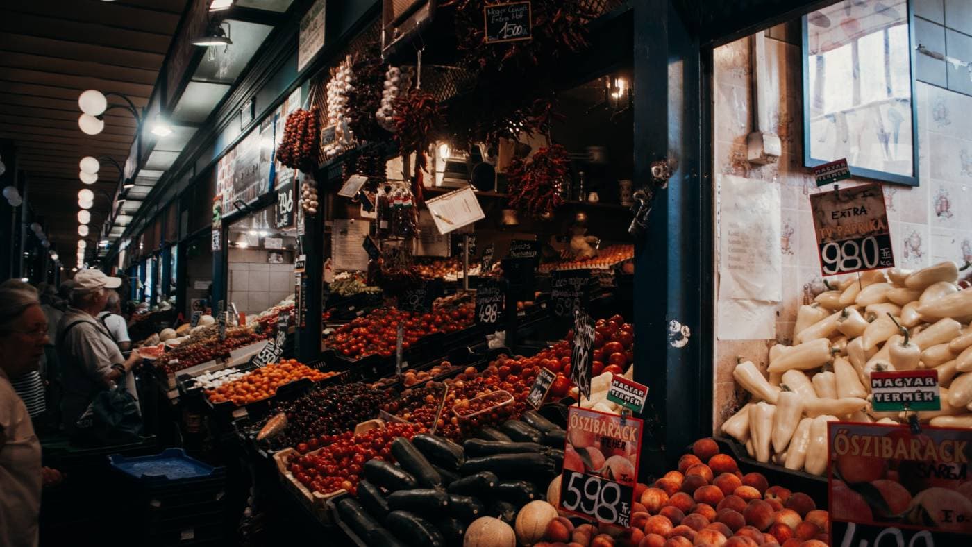 Élelmiszerárak egy magyar piacon fotó: Unsplash.com