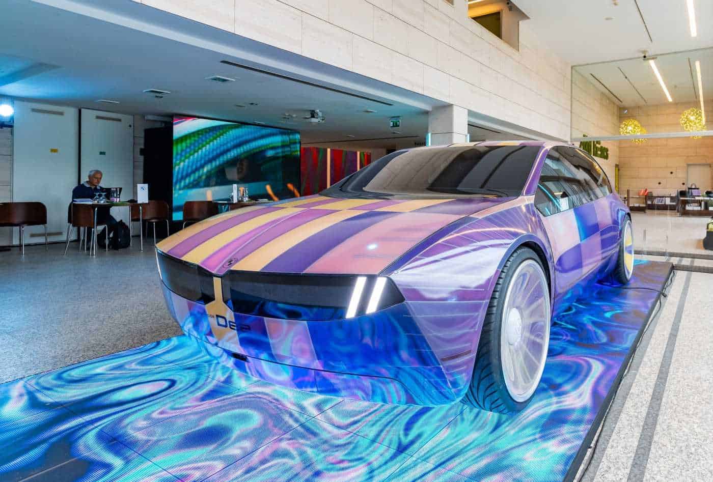 Jövő a jelenben: színváltoztató tanulmányautóját mutatta be Debrecenben a BMW Group, fotó: BMW Group