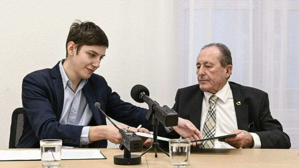 Budapest, 2023. december 11. Kollár Lajos, a Professzorok Batthyány Köre elnöke (j) és Batthyány Boldizsár, a Fiatalok Batthyány Körének kuratóriumi elnöke a két szervezet közötti együttműködési megállapodás aláírásán a Magyarságkutató Intézetben 2023. december 11-én. MTI/Szigetváry Zsolt
