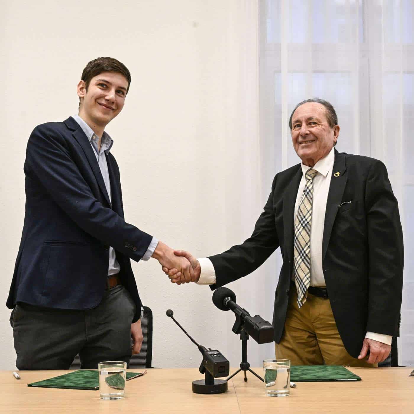 Budapest, 2023. december 11. Kollár Lajos, a Professzorok Batthyány Köre elnöke (j) és Batthyány Boldizsár, a Fiatalok Batthyány Körének kuratóriumi elnöke a két szervezet közötti együttműködési megállapodás aláírásán a Magyarságkutató Intézetben 2023. december 11-én. MTI/Szigetváry Zsolt