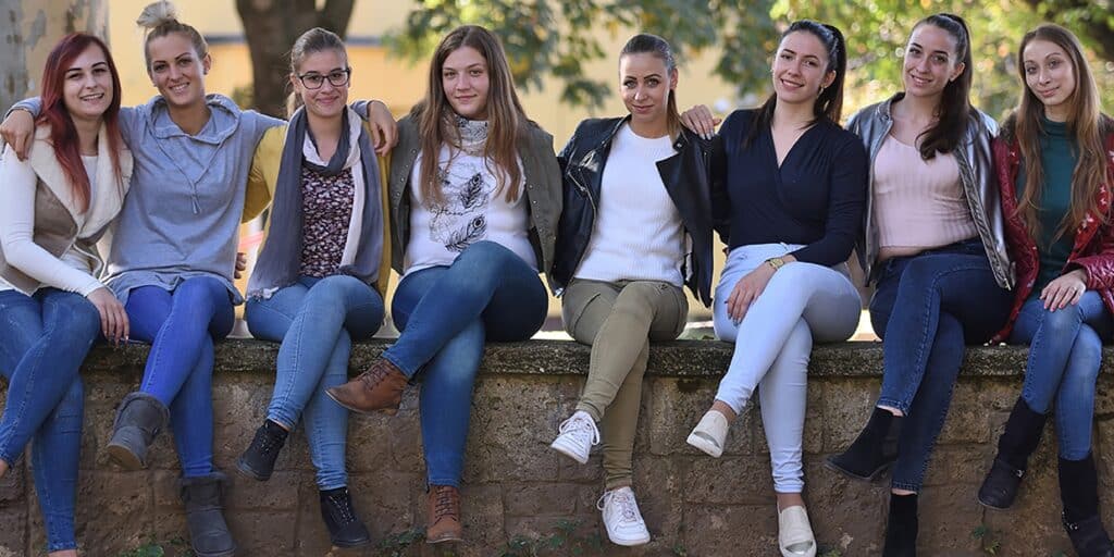 Fordulat a magyar fiatalok terveiben: egyre többen itthon képzelik el a jövőjüket