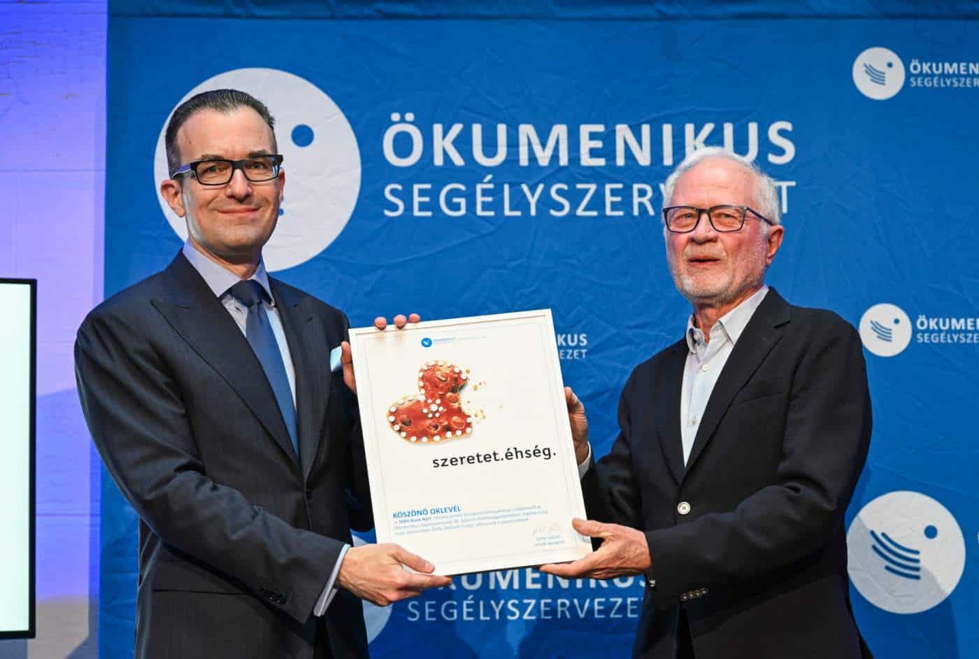 Kutas István, az MBH Bank kommunikációs ügyvezető igazgatója és Lehel László, az Ökumenikus Segélyszervezet vezetője, forrás: MBH Bank