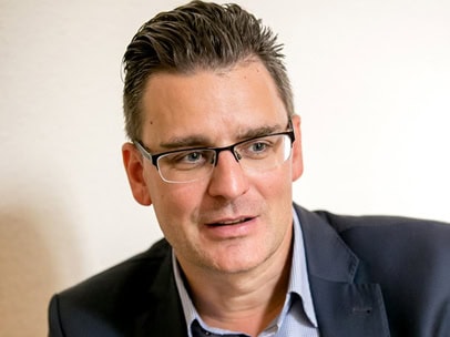 “Nincs olyan, hogy rutinműtét, mindegyik egyszeri és megismételhetetlen” – interjú Szijártó Attilával