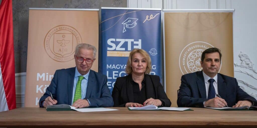Az Európa-tanulmányok Hálózat alapító nyilatkozatát épp aláíró egyetemi képviselők.
