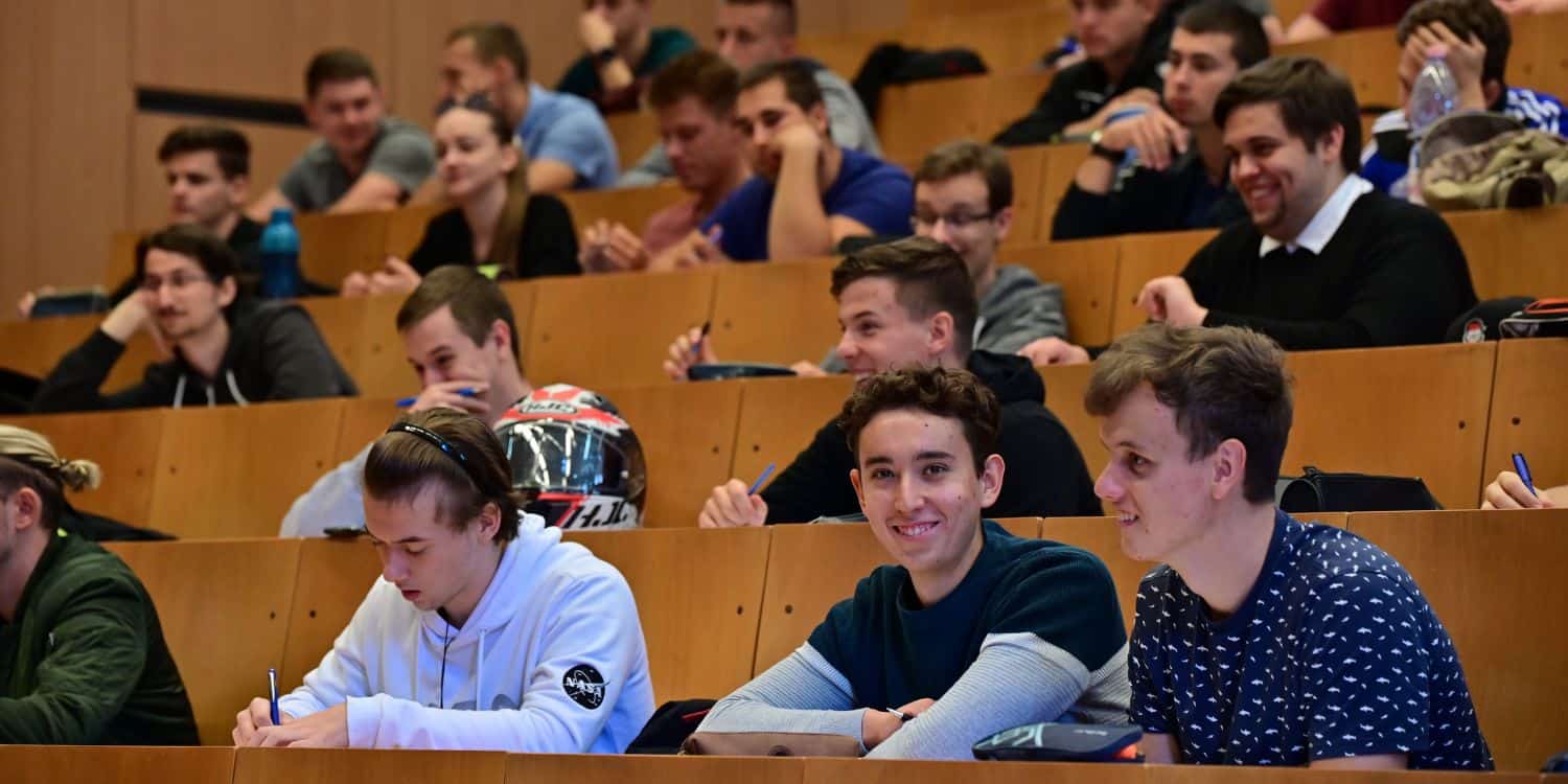 Miskolci Egyetem előadójában hallgatók ülnek a padokban.