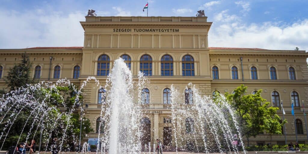 Szegedi Tudományegyetem épülete az előtérben a szökőkúttal.