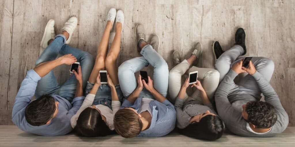 „Online okosan, offline aktívan!” – Pályázat a fiatalok közösségépítésének támogatására