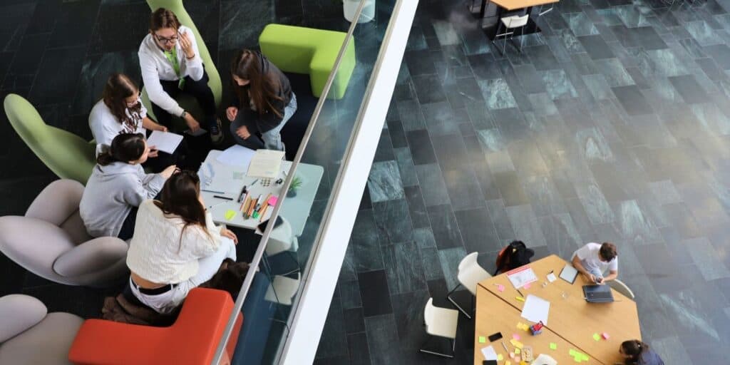 STEMpowered by CETIN: Tehetségprogram középiskolás lányoknak