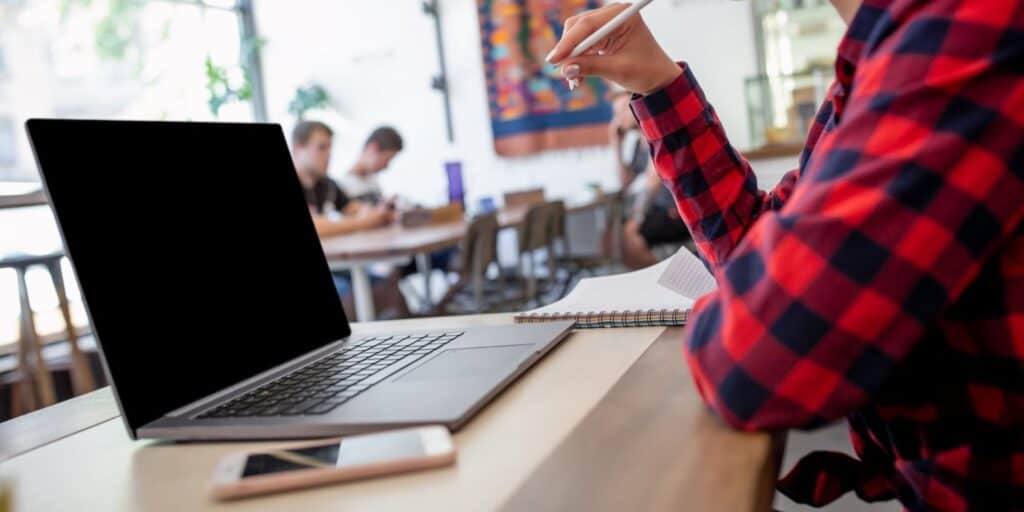 Laptopokat és tudást hoz az iskolákba a 4iG – Elindult a Digitális Esély Program