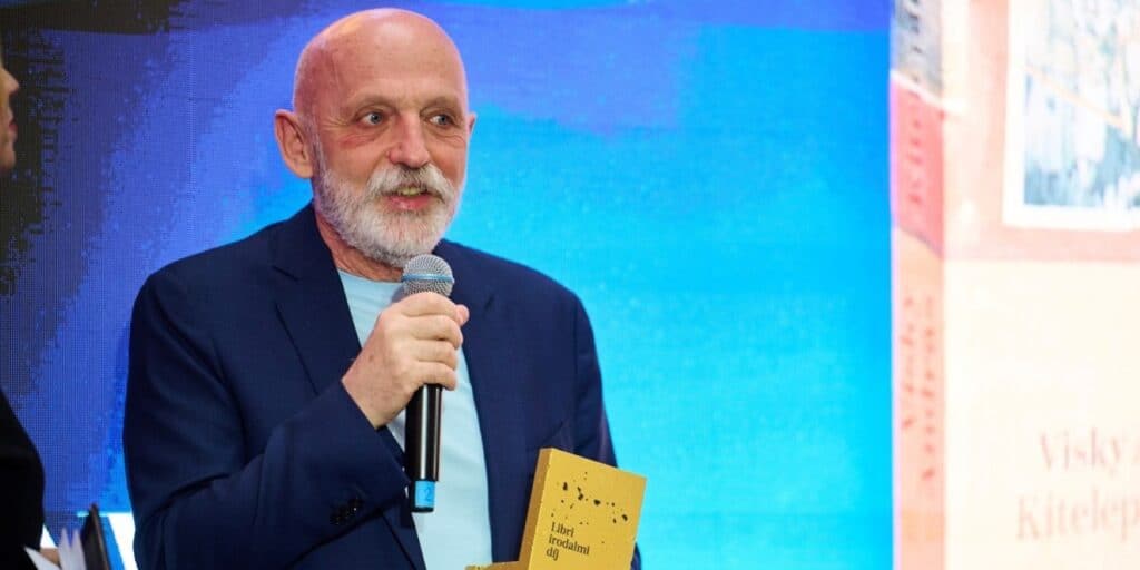 Visky András verseit ajándékba kapják a diákok a Librinél