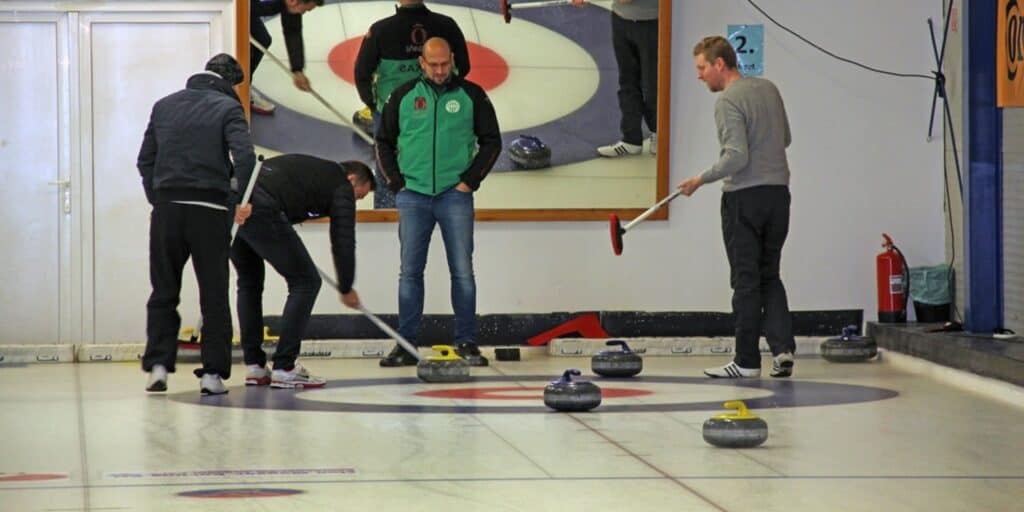 Curling, az úriemberek és úrihölgyek sportja – interjú Farkas Dániellel, az FTC Jaguars curlingcsapatának válogatott játékosával