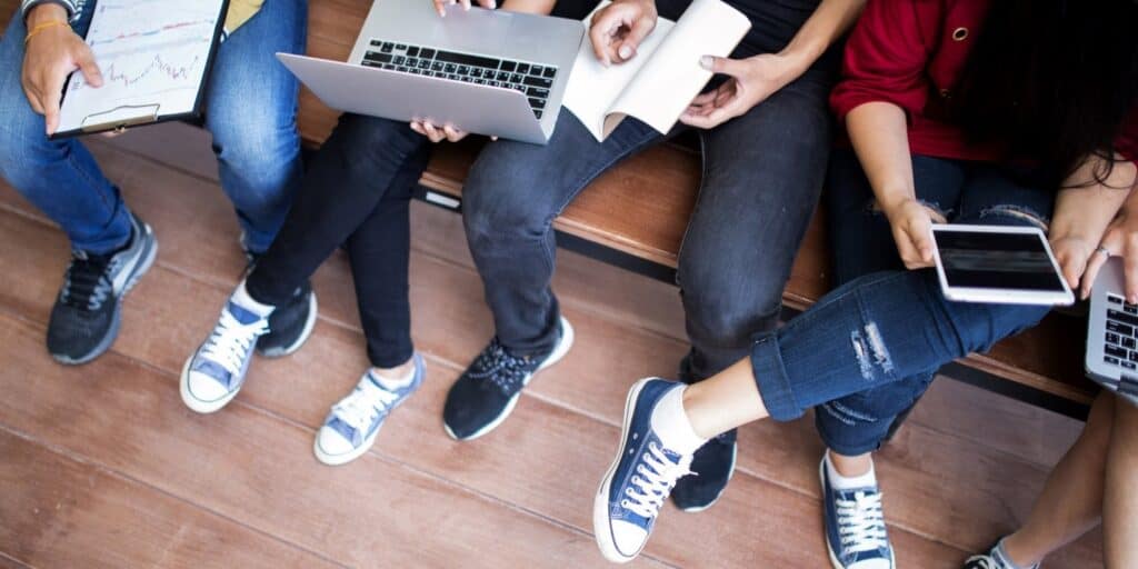 Itt a HSUP BASE: startupokról középiskolásoknak!