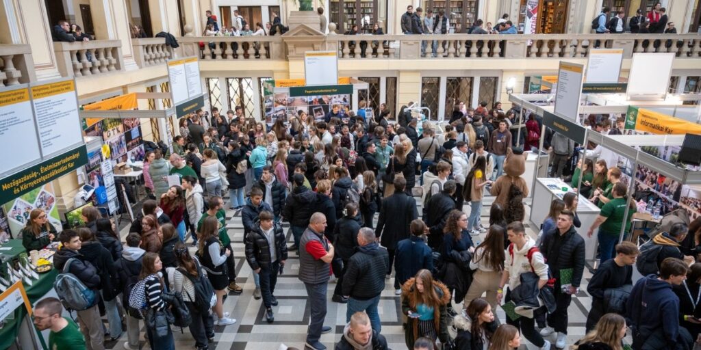 Végzős középiskolásokkal telt meg a Debreceni Egyetem Főépülete