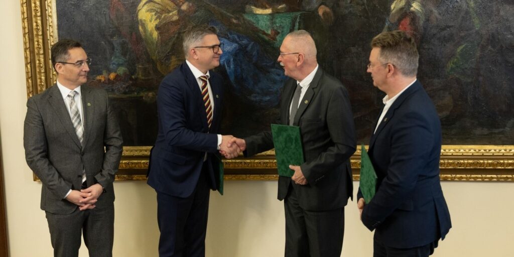 Függönyt fel! Együtt a DE és a Csokonai Nemzeti Színház