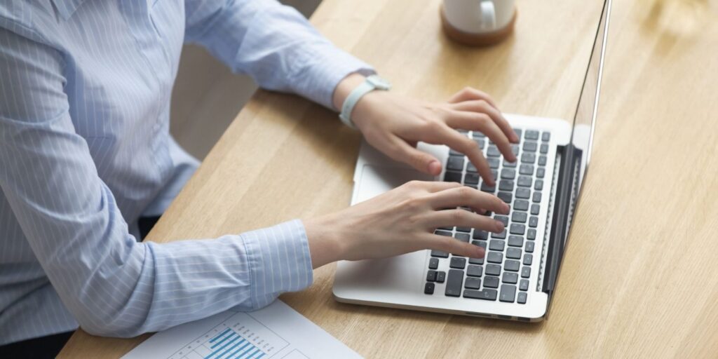 Online diákmunkák: mi működik, és mi lehet átverés?