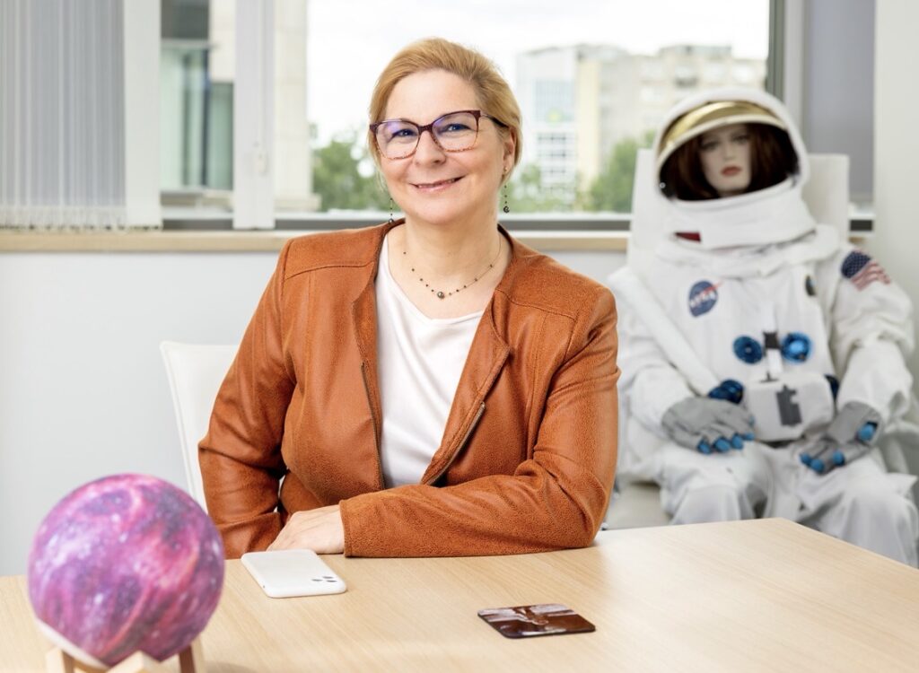 „Nincs az a pont, amikor teljesen el lehet engedni az MI kezét” – interjú Csorbai Hajnalkával, az Opten stratégiai vezetőjével