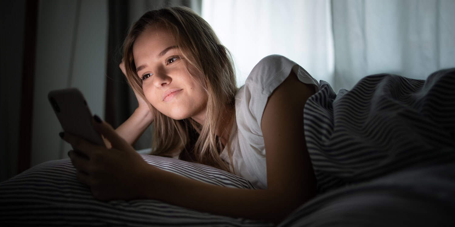 Az elektronikai eszközök által kibocsátott fénysugárzás nehezíti a nyugodt alvást. (Fotó: 123rf)
