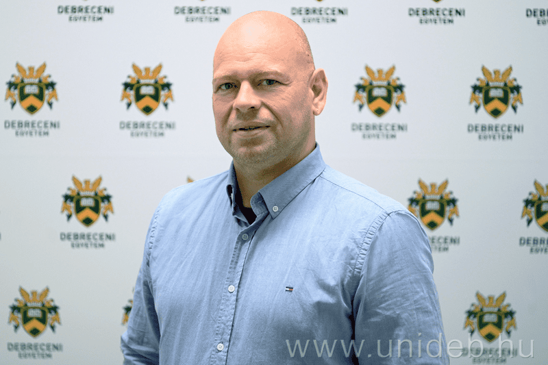 © Debreceni EgyetemHerczeg Mihály, a Debreceni Egyetem Gyógyszerésztudományi Kar Gyógyszerészi Kémia Tanszékének docense.