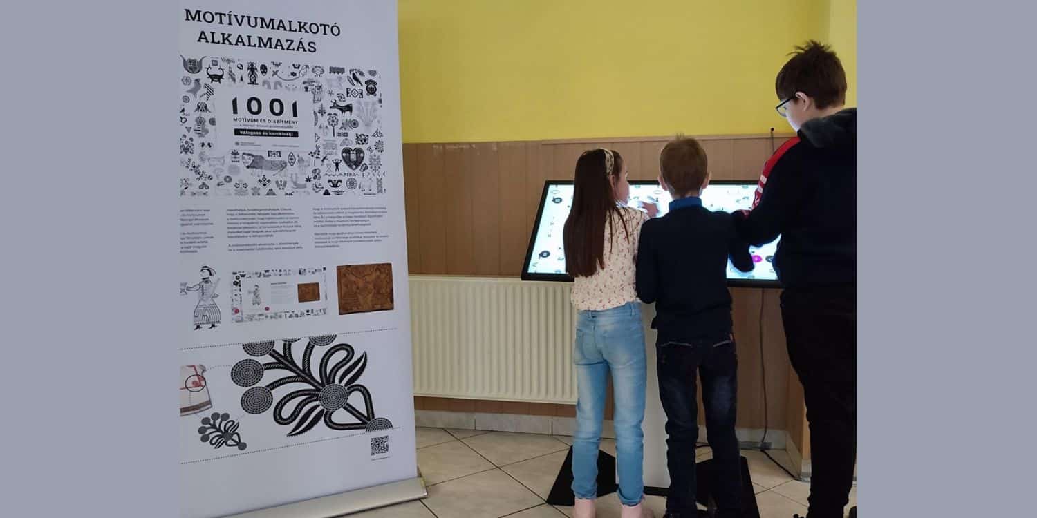 Motívumalkotó alkalmazás körül áll 3 gyerek és épp használják.