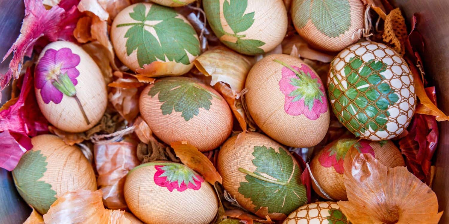 Hagyományosan, hagymával festett és növényekkel díszített tojások.