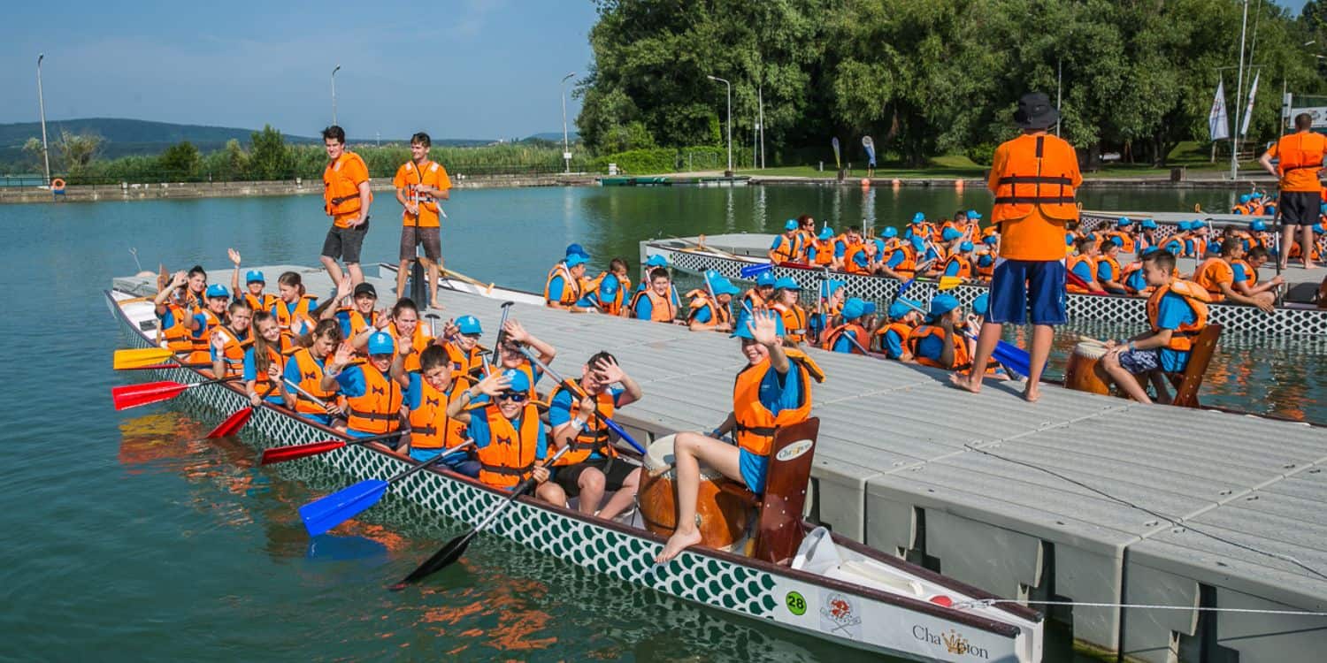 Erzsébet-táboros gyerekek a Balatonban hajókon.