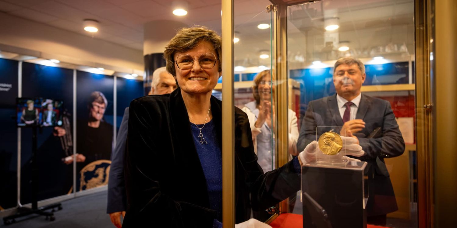 Karikó Katalin a kiállított Nobel-díj emlékérem márolatával.