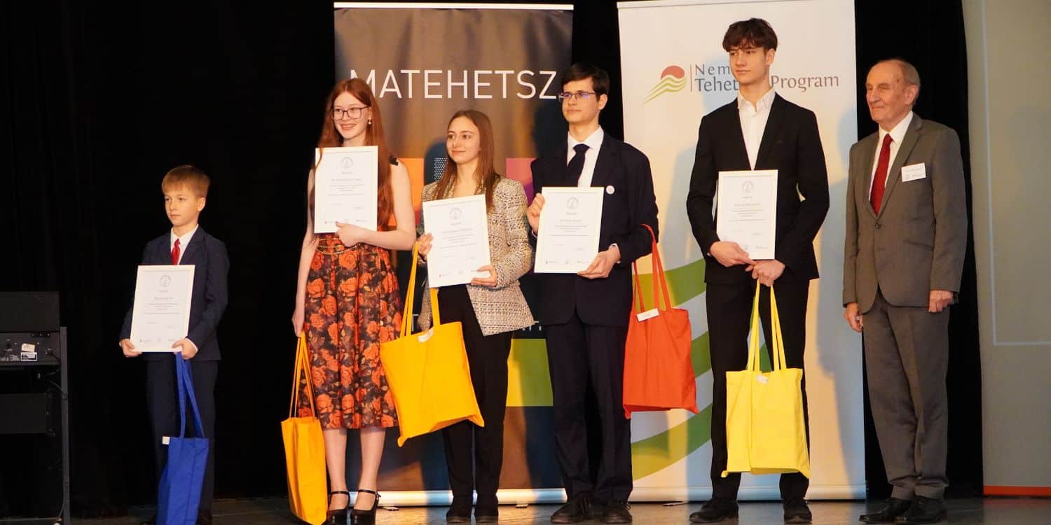 "Felfedezettjeink" ösztöndíjat átadóján díjazottak a színpadon emléklapokkal.