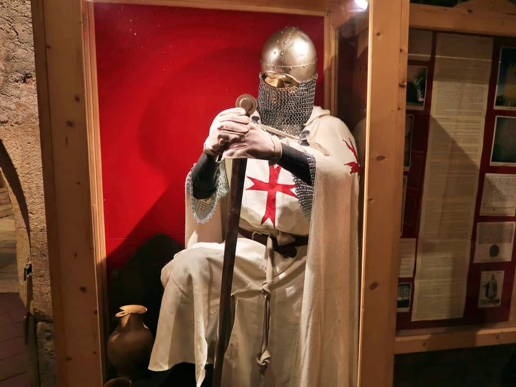 Báthory vár lovagszobor